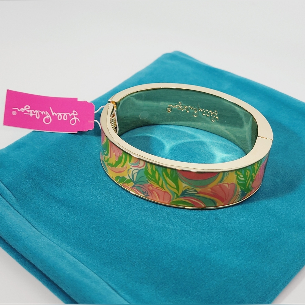 NWT-🩷-Lilly Pulitzer Enameled Tropical Print Bangle in Gold Tone Stamp inside